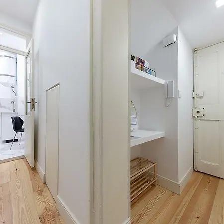 Studio In Anjos With Private Patio * 리스본